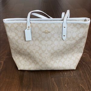 NEW with tag UNUSED Authentic Coach City Zip Tote